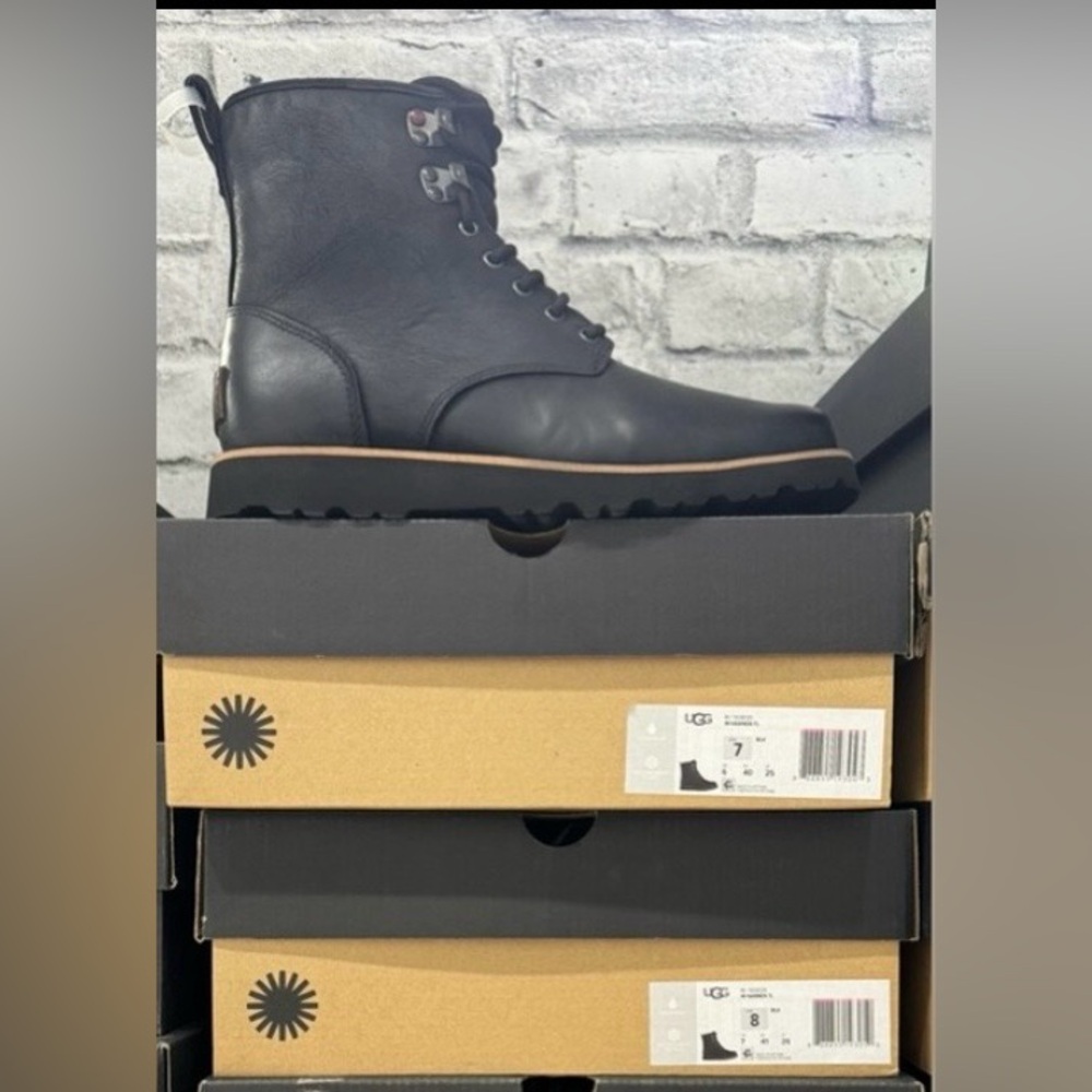 black Ugg Hannen sizes 7 and 8 are available.